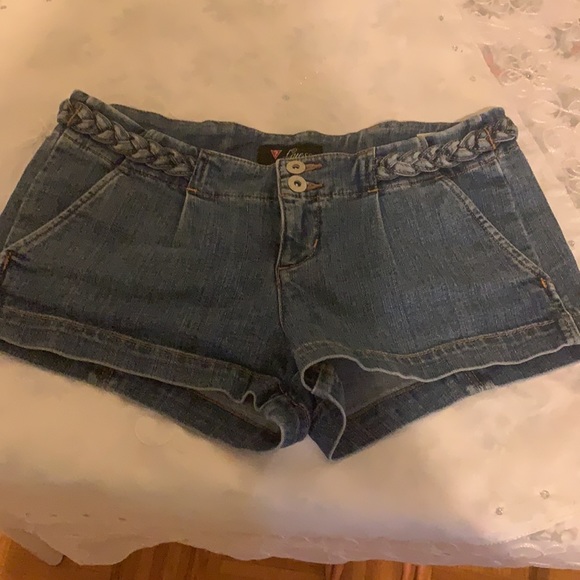 Guess stylish jeans short. - Picture 2 of 6